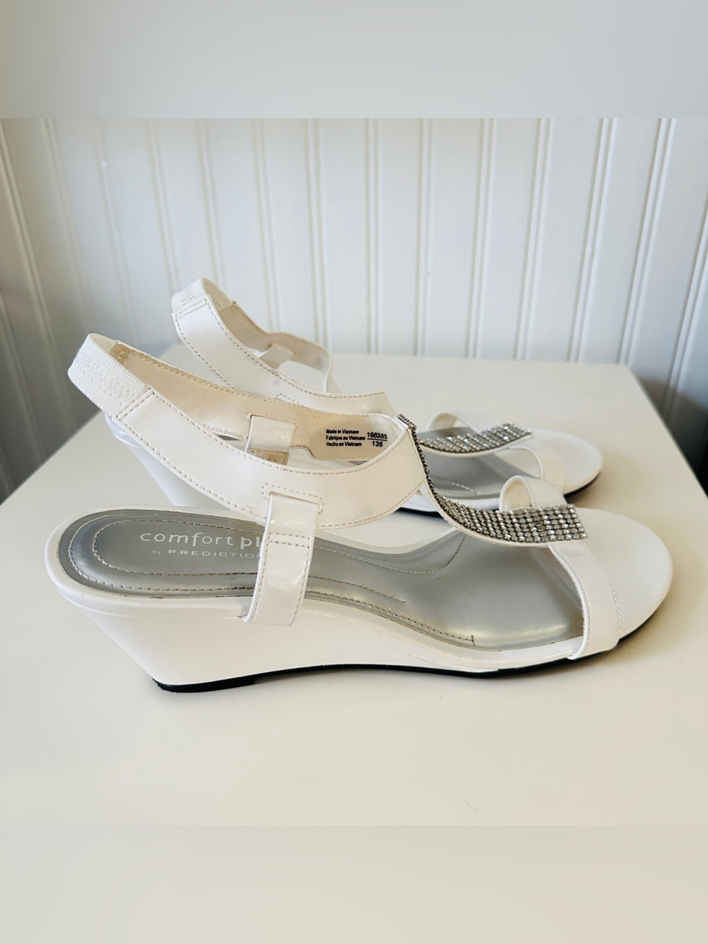 🔥 Comfort plus by Predictions White Rhinestone T-Strap Slingback Sandals ☘️